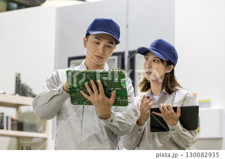 工場でタブレットを使って製品を検査する男女作業員 工場でタブレットを使って製品を検査する男女作業員 130082935