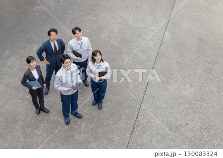 屋外に並ぶ会社従業員の集合写真 屋外に並ぶ会社従業員の集合写真 130083324