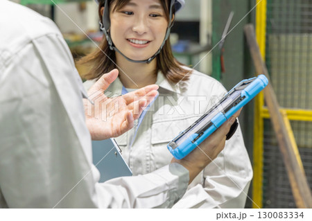 工場で働く作業員グループ 130083334