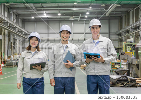 工場で働く作業員のグループ 130083335