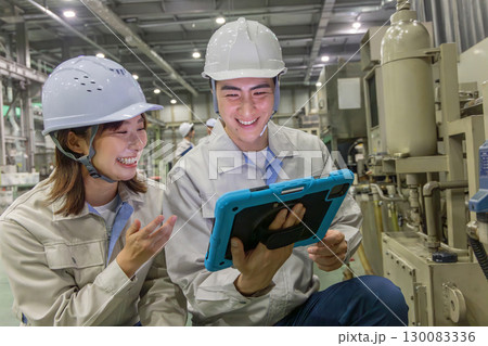 工場で働く作業員グループ 130083336