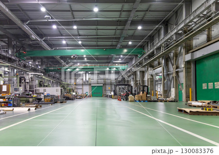 工作機械の並ぶ工場 130083376