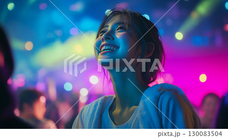 笑顔の女性 130083504