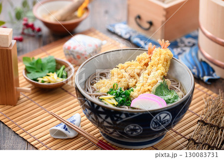 湯気立つ熱々の天ぷら蕎麦　年越しそばや冬の和食イメージにぴったりのあたたかい和食料理 130083731