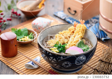 湯気立つ熱々の天ぷら蕎麦　年越しそばや冬の和食イメージにぴったりのあたたかい和食料理 130083732
