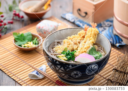 湯気立つ熱々の天ぷら蕎麦 年越しそばや冬の和食イメージにぴったりのあたたかい和食料理 湯気立つ熱々の天ぷら蕎麦 年越しそばや冬の和食イメージにぴったりのあたたかい和食料理 130083733