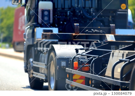 トレーラートラック 130084079