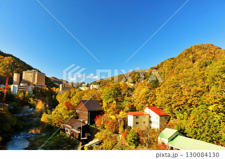 北海道　秋の定山渓温泉街 130084130