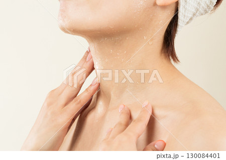 女性の首から大量に流れる汗 130084401