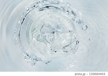 パイプから吹き出す水. 130084403