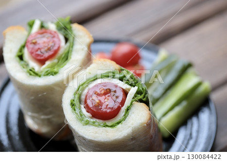 野菜とチーズのヘルシーロールサンドと自家製ピクルス 野菜とチーズのヘルシーロールサンドと自家製ピクルス 130084422