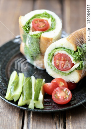 野菜とチーズのヘルシーロールサンドと自家製ピクルス 130084425