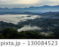 雲海が朝陽に照らされる鬼無里の景色 130084523