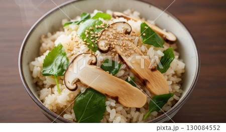 秋の味覚の王様、松茸ご飯のクローズアップ 130084552