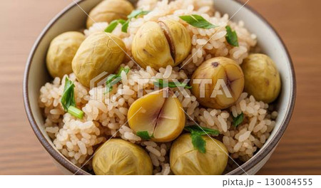 ほくほくの栗がたっぷり入った秋の味覚、栗ご飯 130084555