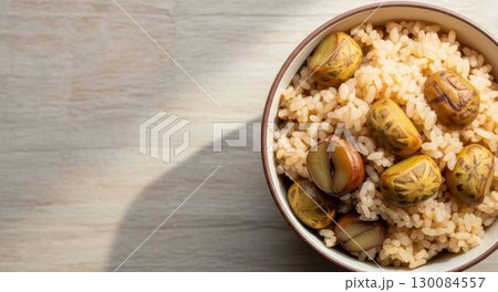 ほくほくの栗がたっぷり入った秋の味覚、栗ご飯 130084557