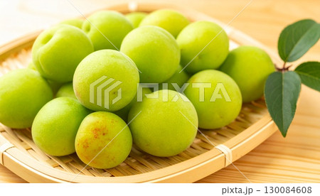 ざるに盛った梅 130084608