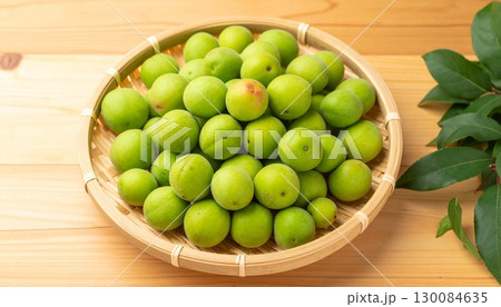 ざるに入った梅の実 ざるに入った梅の実 130084635