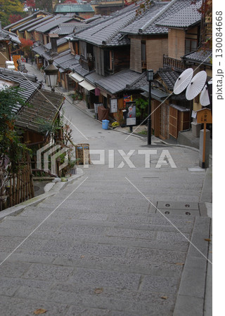 The sannenzaka slope / 冬の京都を散歩する旅~早朝の三年坂(産寧坂)を見下ろす The sannenzaka slope / 冬の京都を散歩する旅~早朝の三年坂(産寧坂)を見下ろす 130084668