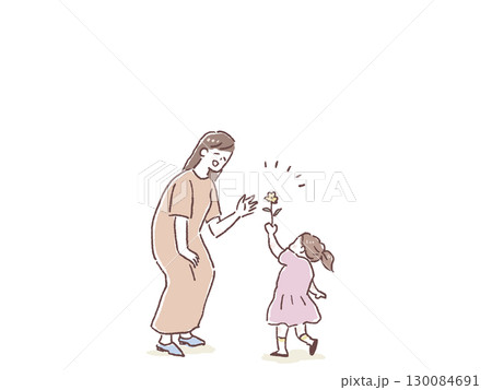 お母さん、女性に花を渡す小さな女の子、 130084691