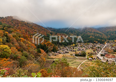 荻町城跡展望台より望む秋の白川郷 130084697