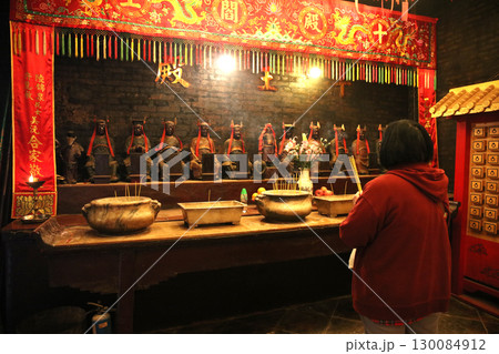香港島・上環にある華人の富裕商人が建てた「文武廟」の内部 130084912