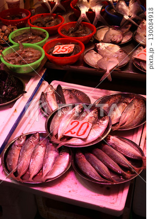 香港島北角の市場で売られる魚。日本ではなじみのない魚も多い 香港島北角の市場で売られる魚。日本ではなじみのない魚も多い 130084918