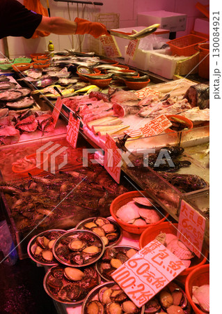 香港島北角の市場で売られる魚。日本ではなじみのない魚も多い 香港島北角の市場で売られる魚。日本ではなじみのない魚も多い 130084921