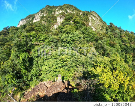 妙義山の大の字から白雲山を眺める登山者の影 妙義山の大の字から白雲山を眺める登山者の影 130085048