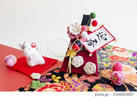 年賀状の素材　午年 130085087