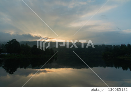 蓼科湖の夜明けと朝焼けの光景 130085182