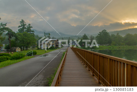 蓼科湖畔の朝焼けと木道の風景 130085183