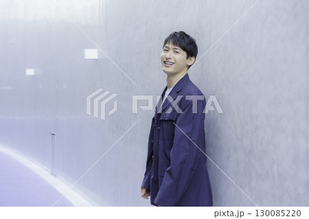 紺のジャケットを着た若い男性のポートレート 紺のジャケットを着た若い男性のポートレート 130085220