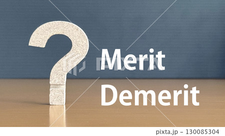 立体クエスチョンマークとMeritとDemeritの文字_黒背景 130085304