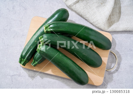 ズッキーニ｜夏が旬の緑の野菜 130085318