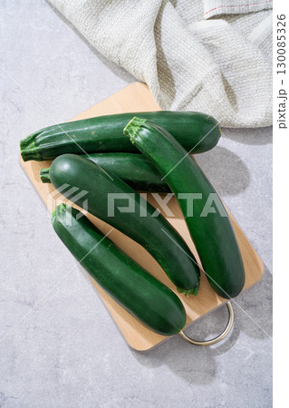 ズッキーニ｜夏が旬の緑の野菜 130085326