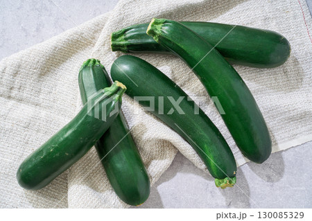 ズッキーニ｜夏が旬の緑の野菜 130085329