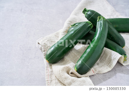 ズッキーニ｜夏が旬の緑の野菜 130085330
