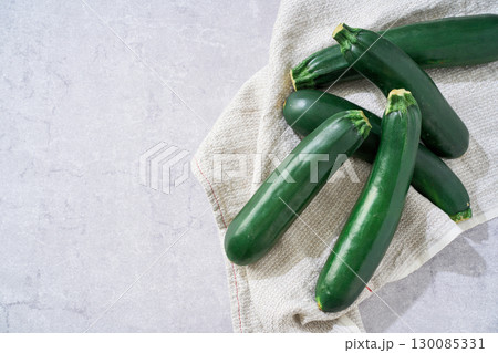 ズッキーニ｜夏が旬の緑の野菜 130085331