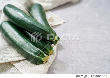 ズッキーニ｜夏が旬の緑の野菜 130085334