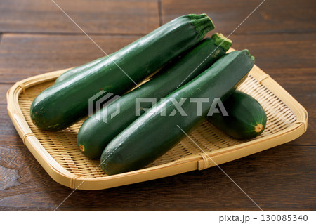 ズッキーニ|夏が旬の緑の野菜 ズッキーニ|夏が旬の緑の野菜 130085340