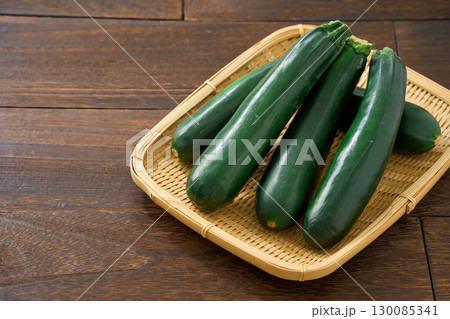 ズッキーニ|夏が旬の緑の野菜 ズッキーニ|夏が旬の緑の野菜 130085341