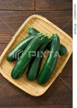 ズッキーニ｜夏が旬の緑の野菜 130085347