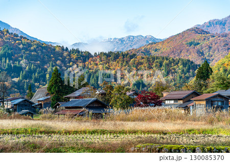 紅葉に染まる白川郷 紅葉に染まる白川郷 130085370