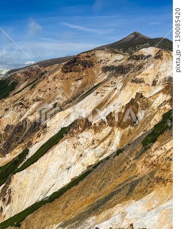 上富良野岳から望む十勝岳の荒々しい火山地形（北海道大雪山系） 130085420