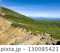 十勝岳連峰の稜線を歩く登山者と夏の高原風景（北海道大雪山系・富良野・美瑛・旭川エリア） 130085421