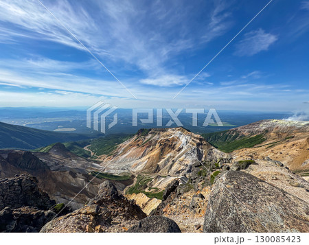 上ホロカメットク山山頂から望む上富良野・美瑛・旭川方面の絶景(北海道大雪山系・十勝岳連峰) 上ホロカメットク山山頂から望む上富良野・美瑛・旭川方面の絶景(北海道大雪山系・十勝岳連峰) 130085423