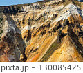 十勝岳の荒々しい岩肌と色彩豊かな地層（北海道大雪山系・富良野・美瑛・旭川エリア） 130085425