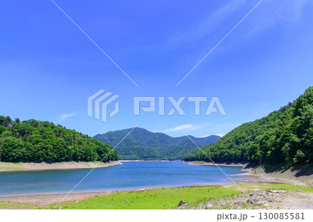 7月の青空に映える糠平川橋梁と糠平湖・糠平川・糠平ダム(北海道上士幌町) 7月の青空に映える糠平川橋梁と糠平湖・糠平川・糠平ダム(北海道上士幌町) 130085581