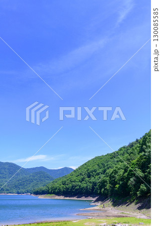 7月の青空に映える糠平川橋梁と糠平湖・糠平川・糠平ダム(北海道上士幌町) 7月の青空に映える糠平川橋梁と糠平湖・糠平川・糠平ダム(北海道上士幌町) 130085585